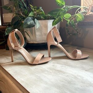 Women’s 7.5 cream strap heels.